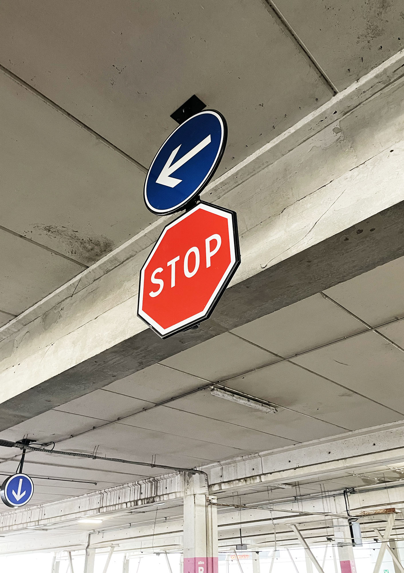 Panneaux direction obligatoire et stop
