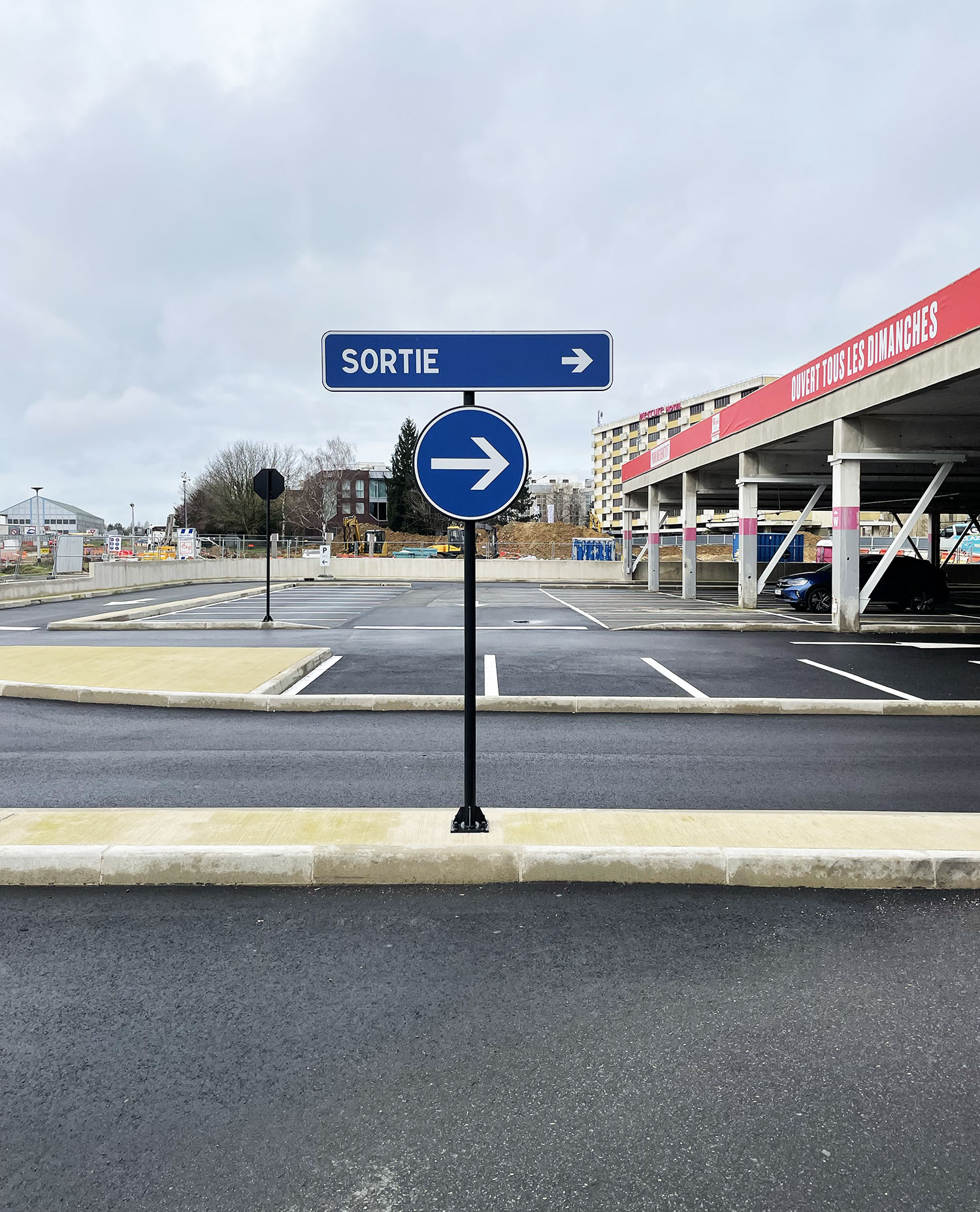 Panneaux sortie et direction obligatoire