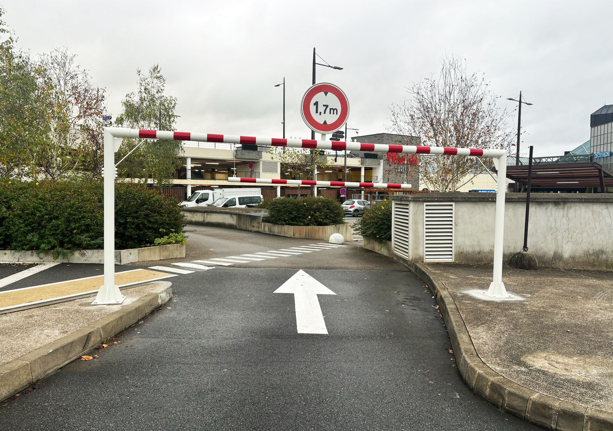 Gabarit d&rsquo;entrée et panneau hauteur limite